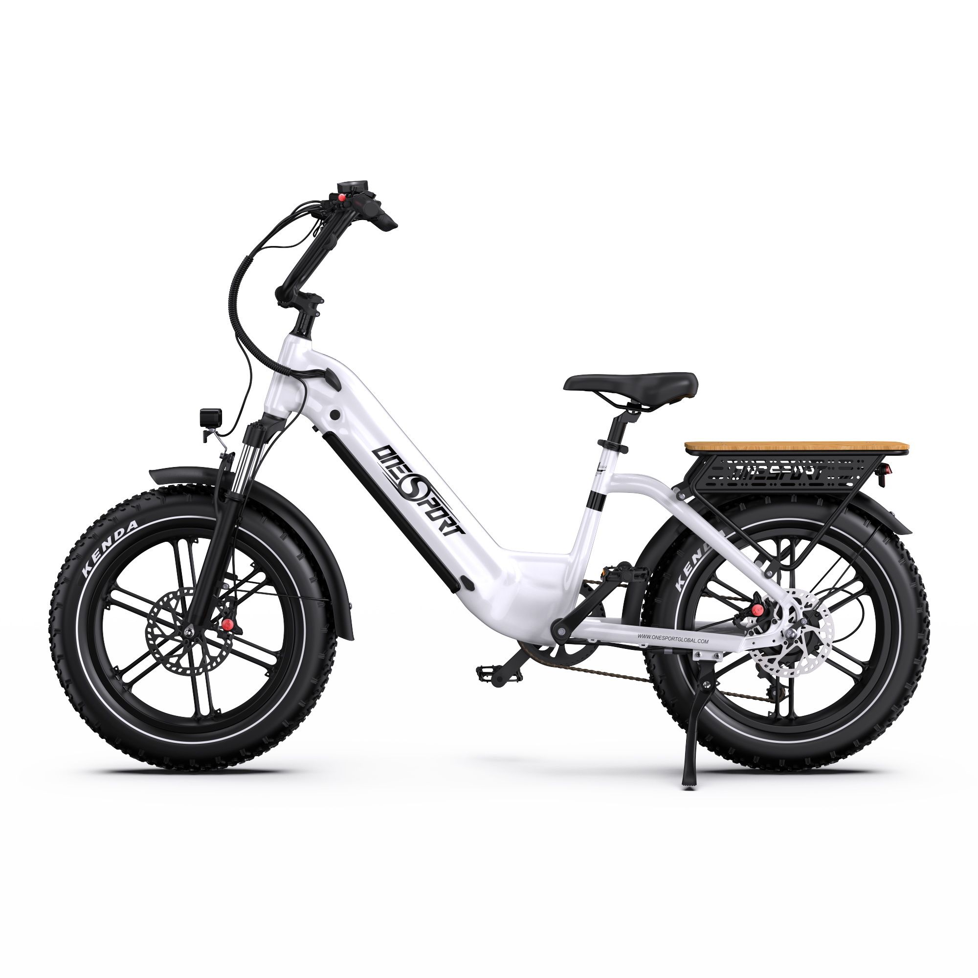 E-bike bianca, pneumatici neri, portapacchi. Marchio Onesport. Pneumatici Kenda. Manubrio e sella neri.