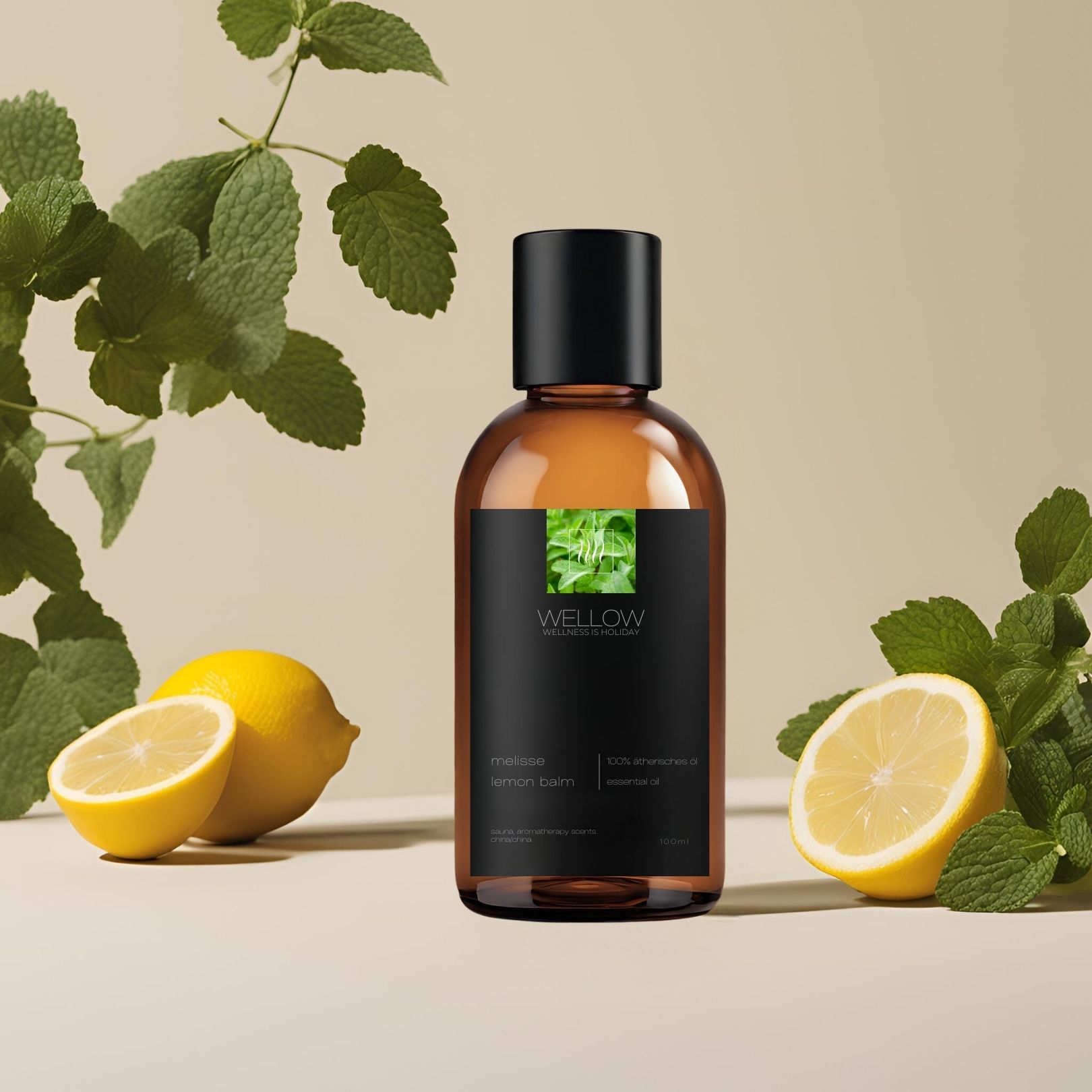Flacone di vetro marrone con etichetta nera, circondato da limoni e foglie di melissa. Nome del prodotto visibile.