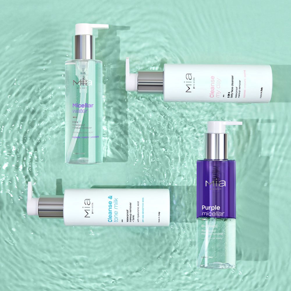 Quattro flaconi con dosatori. Scritta: Mia, Cleanse my day, 3 in 1, detergente viso in gel, waterproof, struccante. Micellar water. Cleanse & tone milk. Purple micellar.