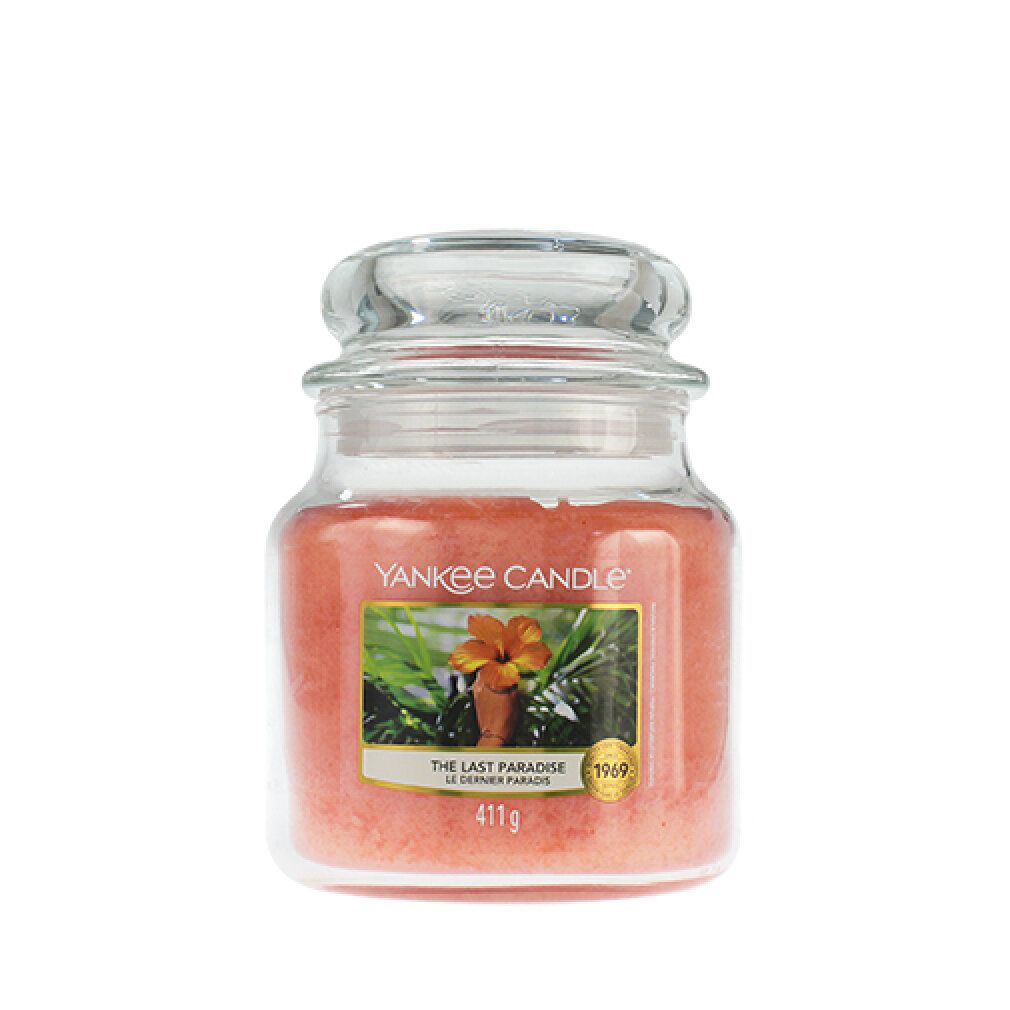 Yankee Candle Medium The Last Paradise. Candela rosa in vaso con coperchio. Etichetta con fiore e palme. 411g.