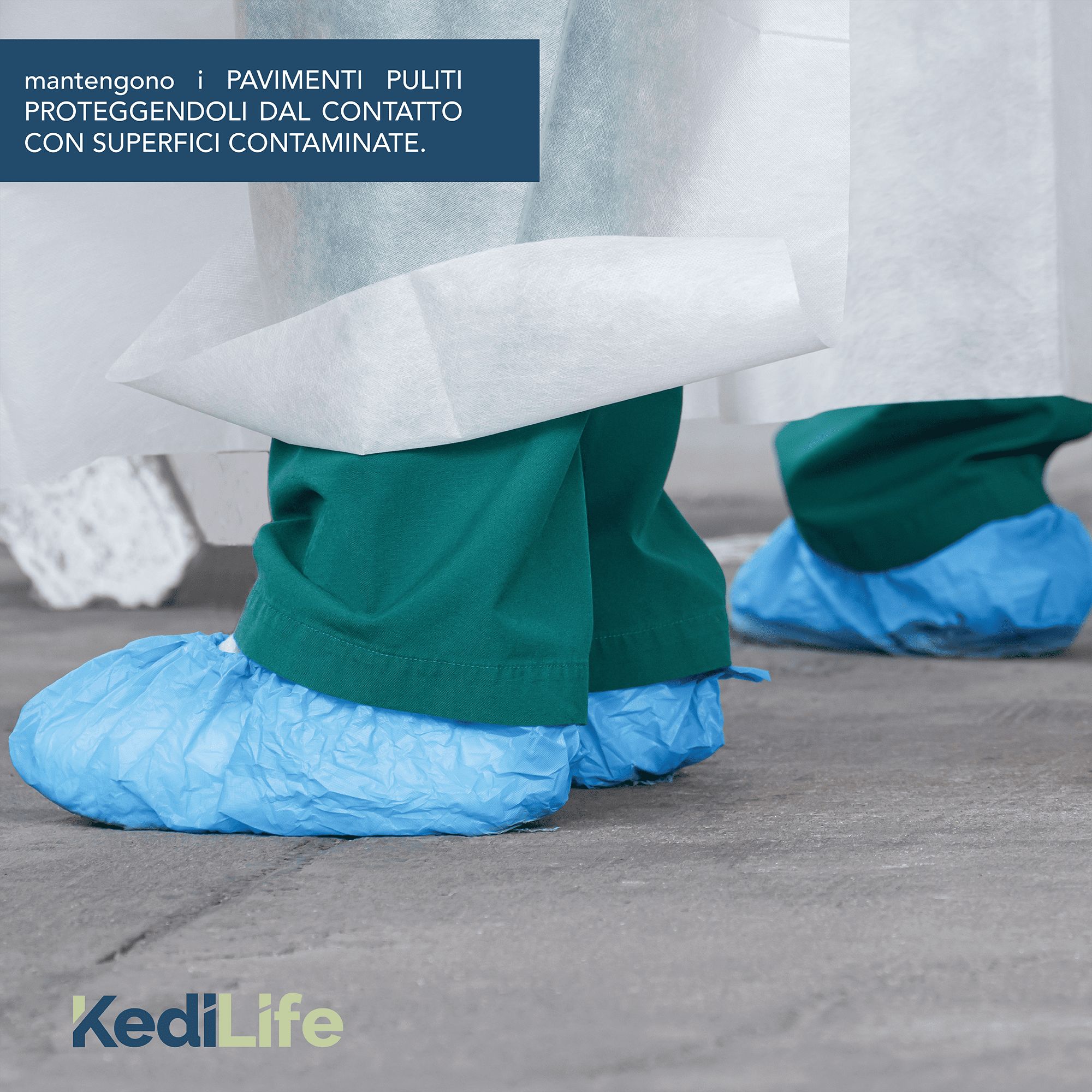 Persone indossano copriscarpe blu. I copriscarpe coprono le scarpe.