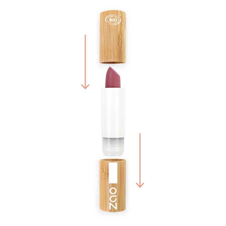 Rossetto rosa. Stick bianco, astuccio in legno con logo ZAO. Coperchio accanto. Sigillo bio.