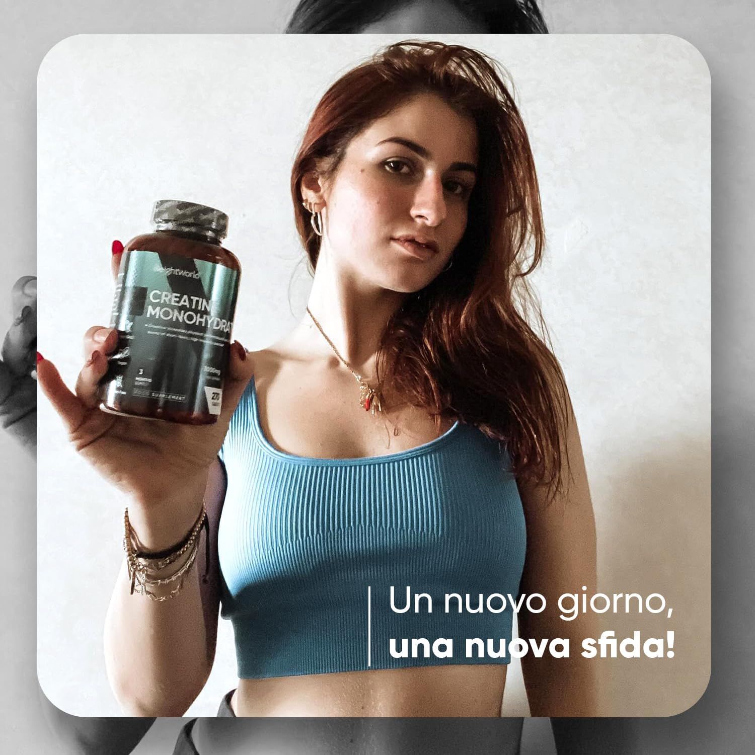 Donna che tiene in mano un flacone di compresse. Testo: CREATINA MONOHYDRAT. Un nuovo giorno, una nuova sfida!