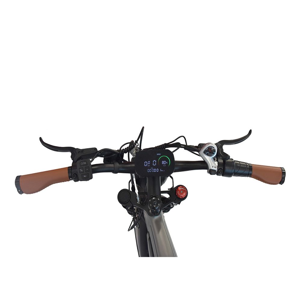 Manubrio di una dirt bike elettrica grigia. Manopole marroni, comandi neri e display. Su sfondo bianco.