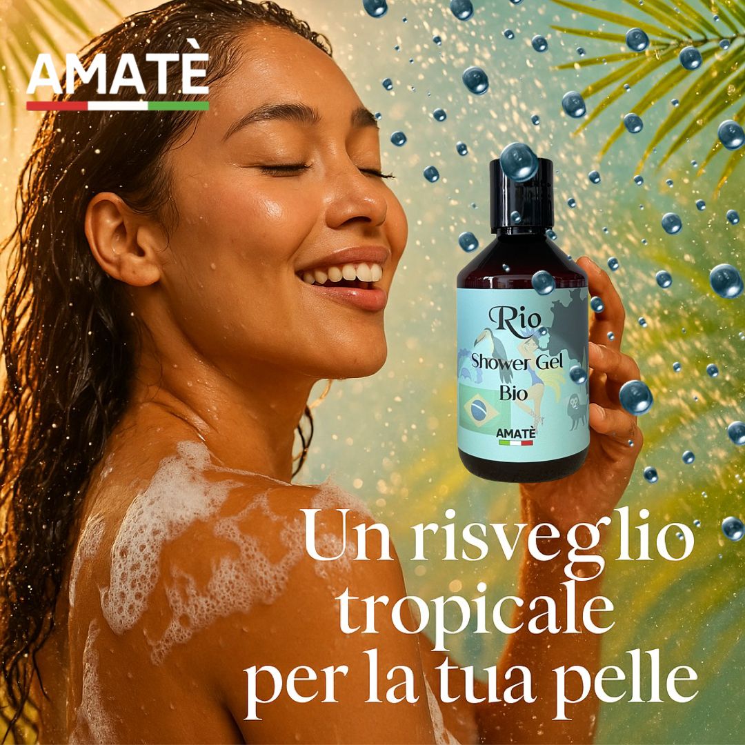 Donna sotto la doccia, tiene un flacone "Rio Shower Gel Bio". Testo: "Un risveglio tropicale per la tua pelle". Marchio: AMATÈ.
