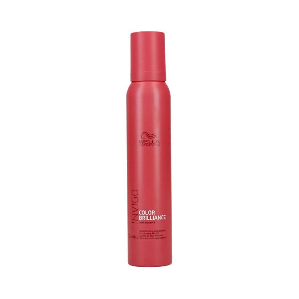 Wella Invigo Color Brilliance Vitamin Mousse in un erogatore rosso.