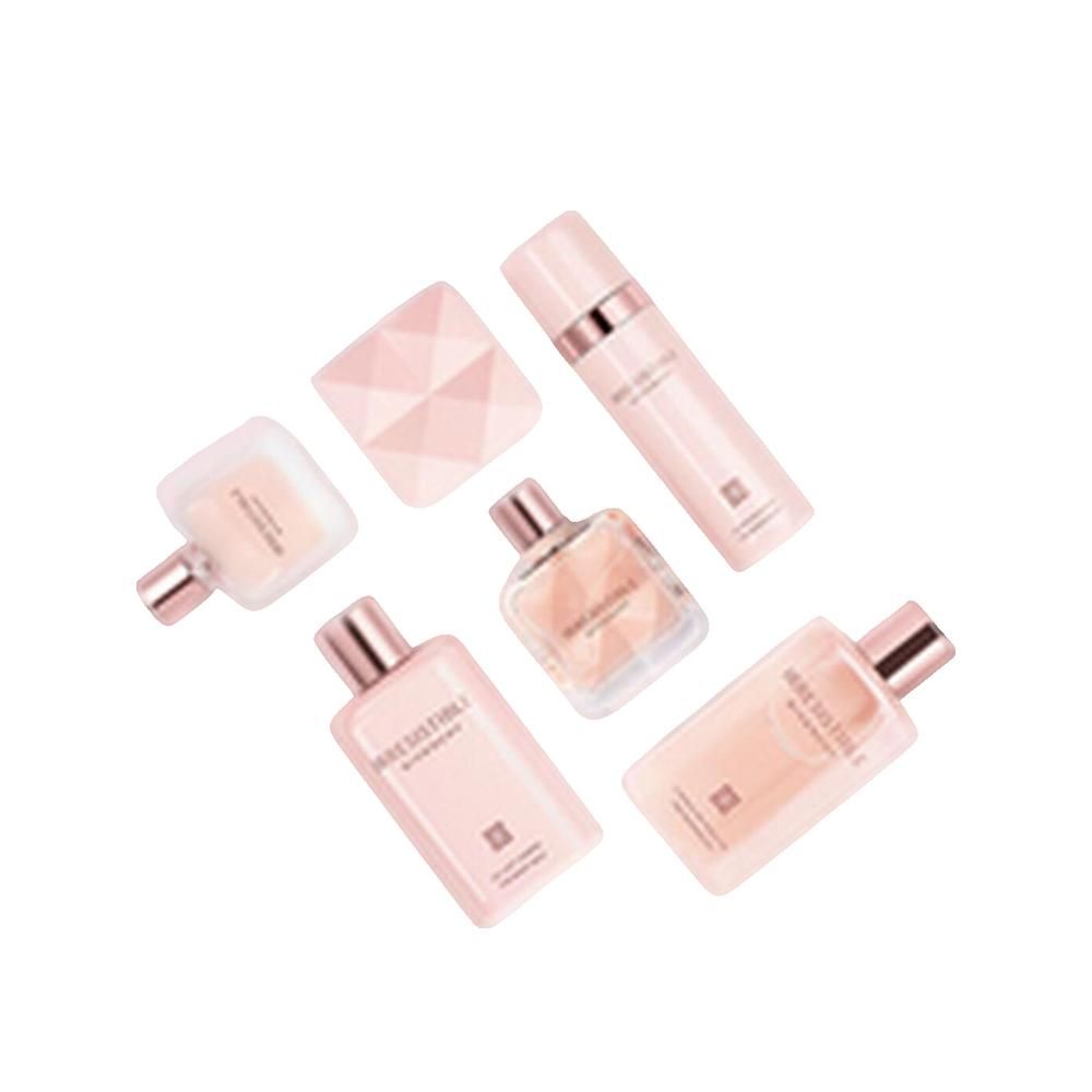 Vari prodotti rosa: flaconi, sapone, spray. Scritta: Irresistible Givenchy. Tappi color oro rosa.