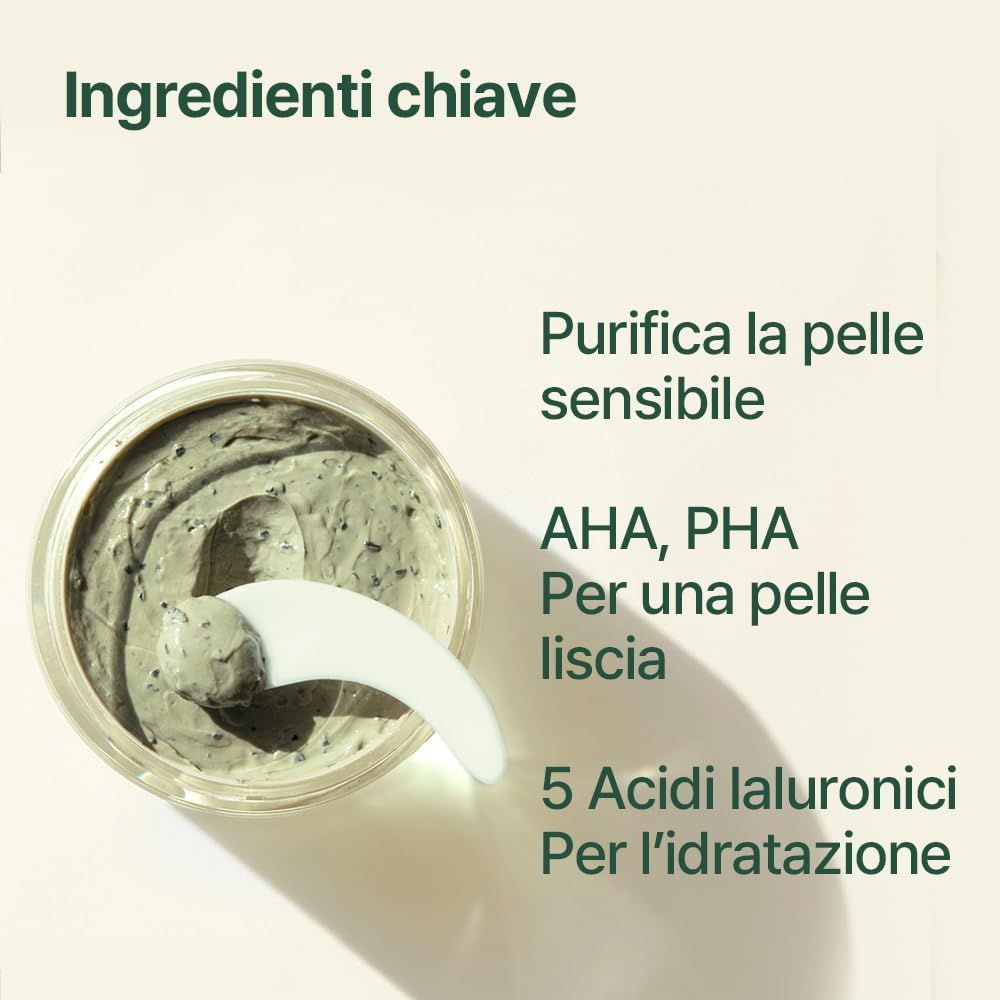 Contenitore di pasta verde e spatola. Testo: Purifica la pelle sensibile. AHA, PHA. 5 Acidi ialuronici.