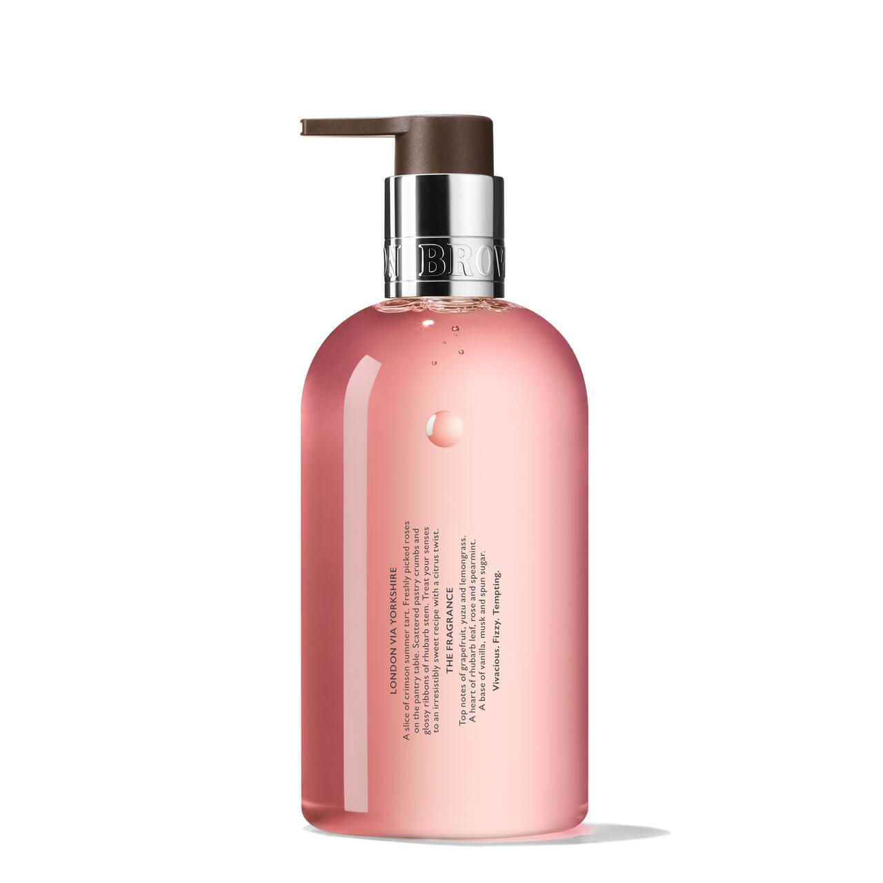 Sapone liquido rosa con dosatore. Scritta: Molton Brown, Delicious Rhubarb & Rose. Testo sul retro.