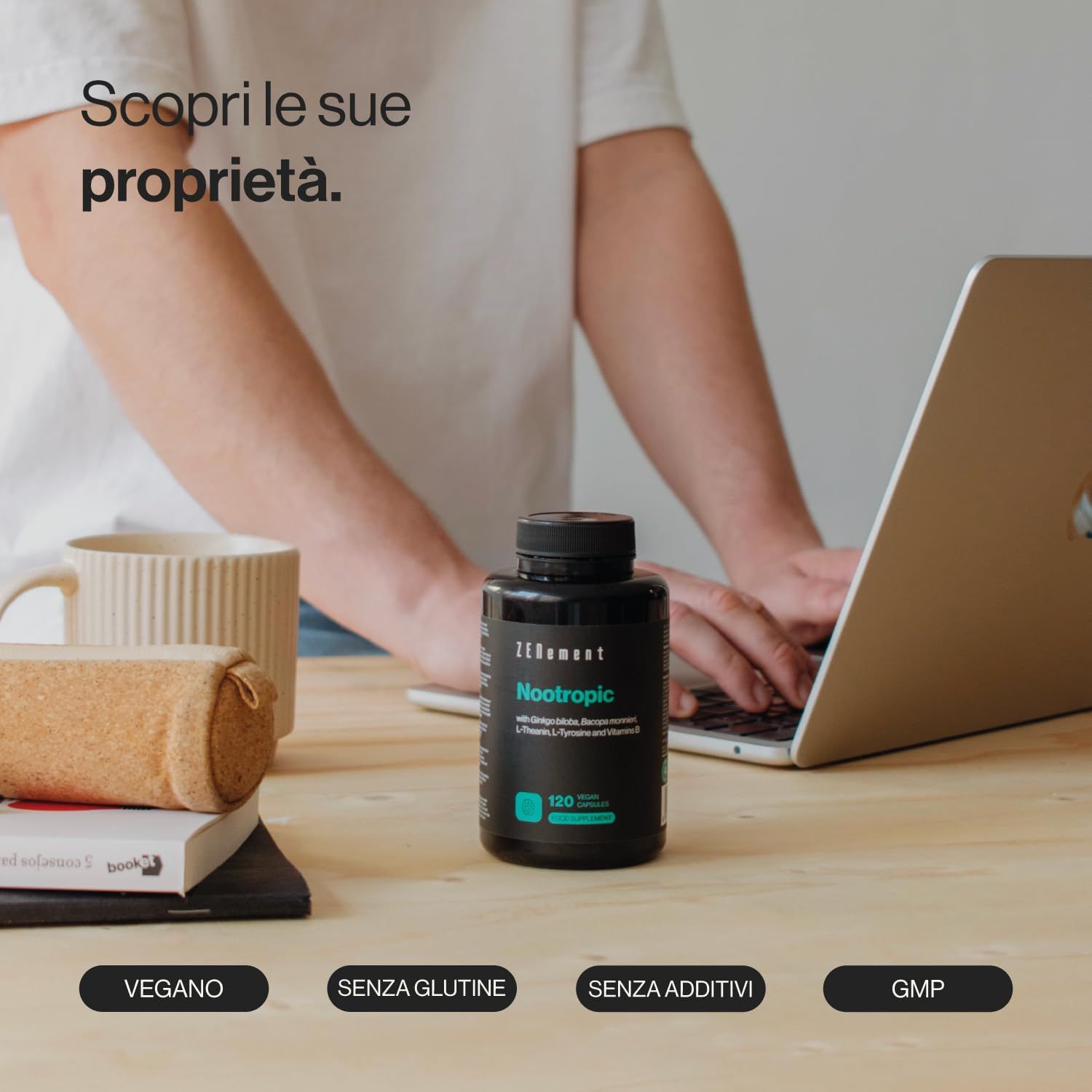 Flacone nero di capsule Zenement Nootropic. Scritte: Vegano, Senza glutine, Senza additivi, GMP. Persona al computer portatile.