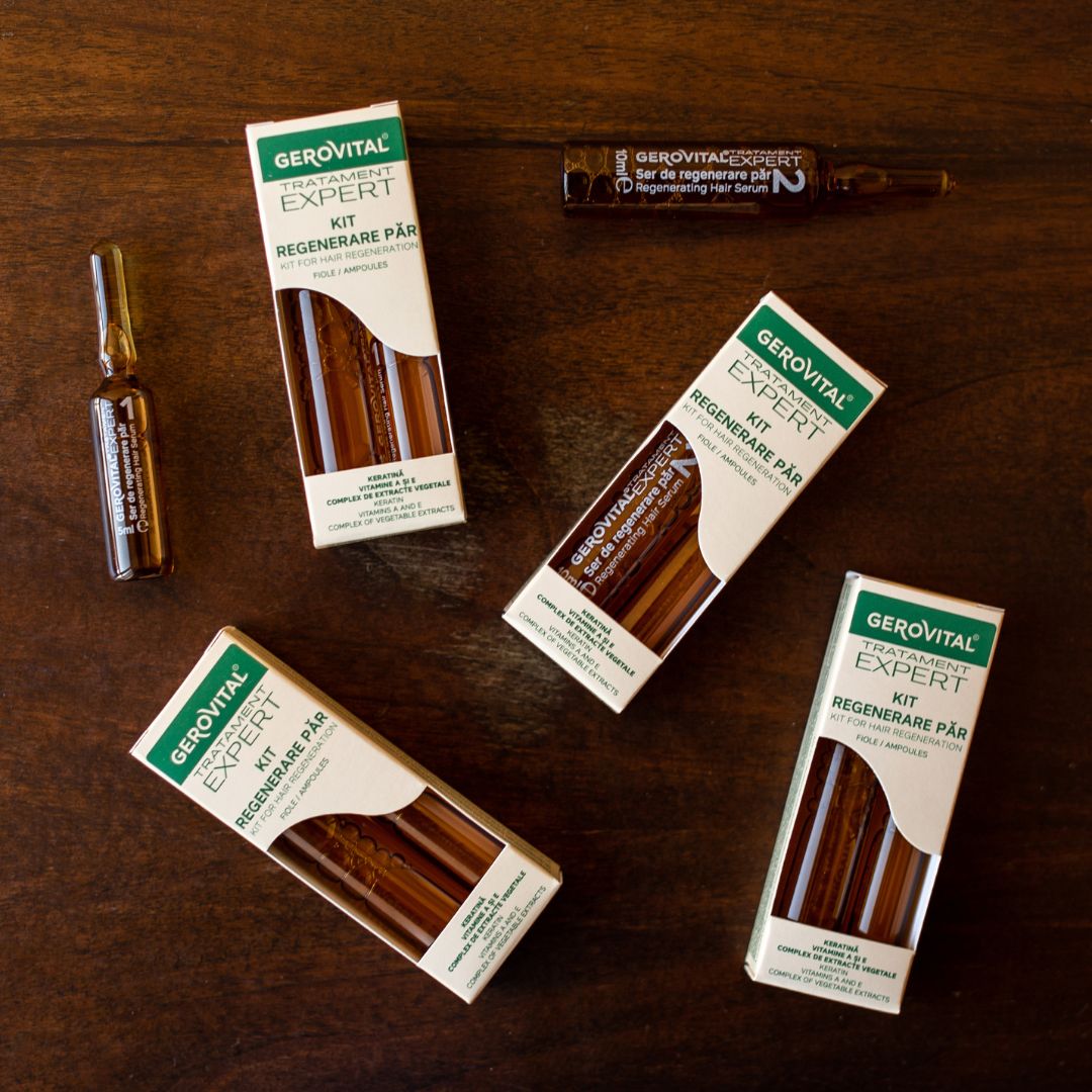 Kit Gerovital Expert Rigenerazione Capelli. Scatole e fiale su superficie in legno.