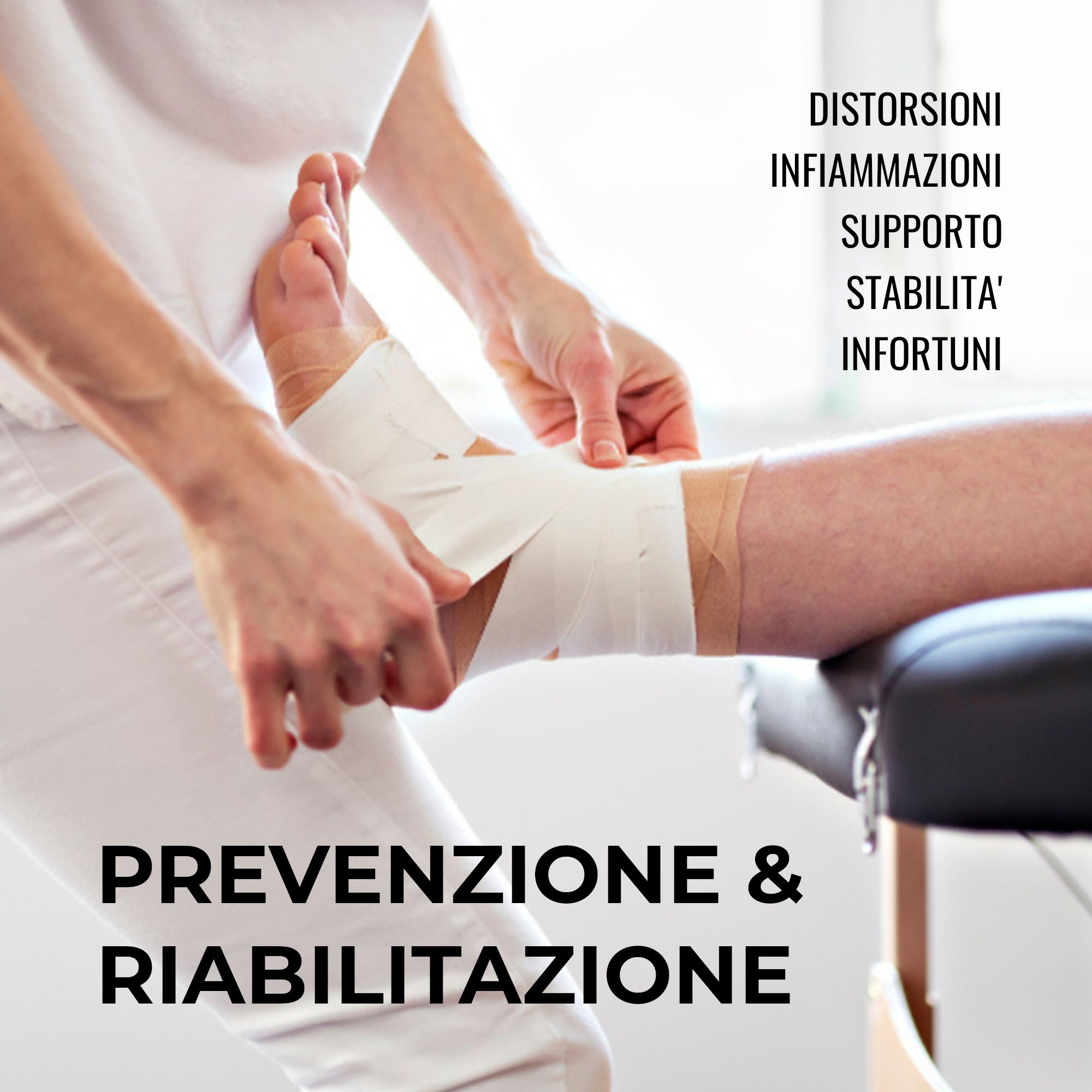 Un piede viene fasciato con nastro sportivo bianco per prevenzione e riabilitazione.