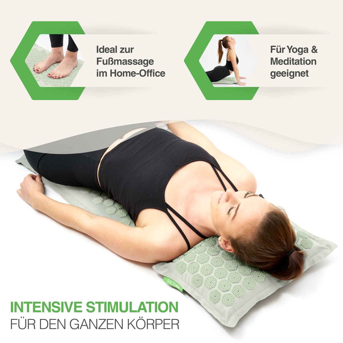 Donna sdraiata su tappetino e cuscino per digitopressione. Testo: Ideale per il massaggio plantare in home office. Adatto per yoga e meditazione. Stimolazione intensa per tutto il corpo.