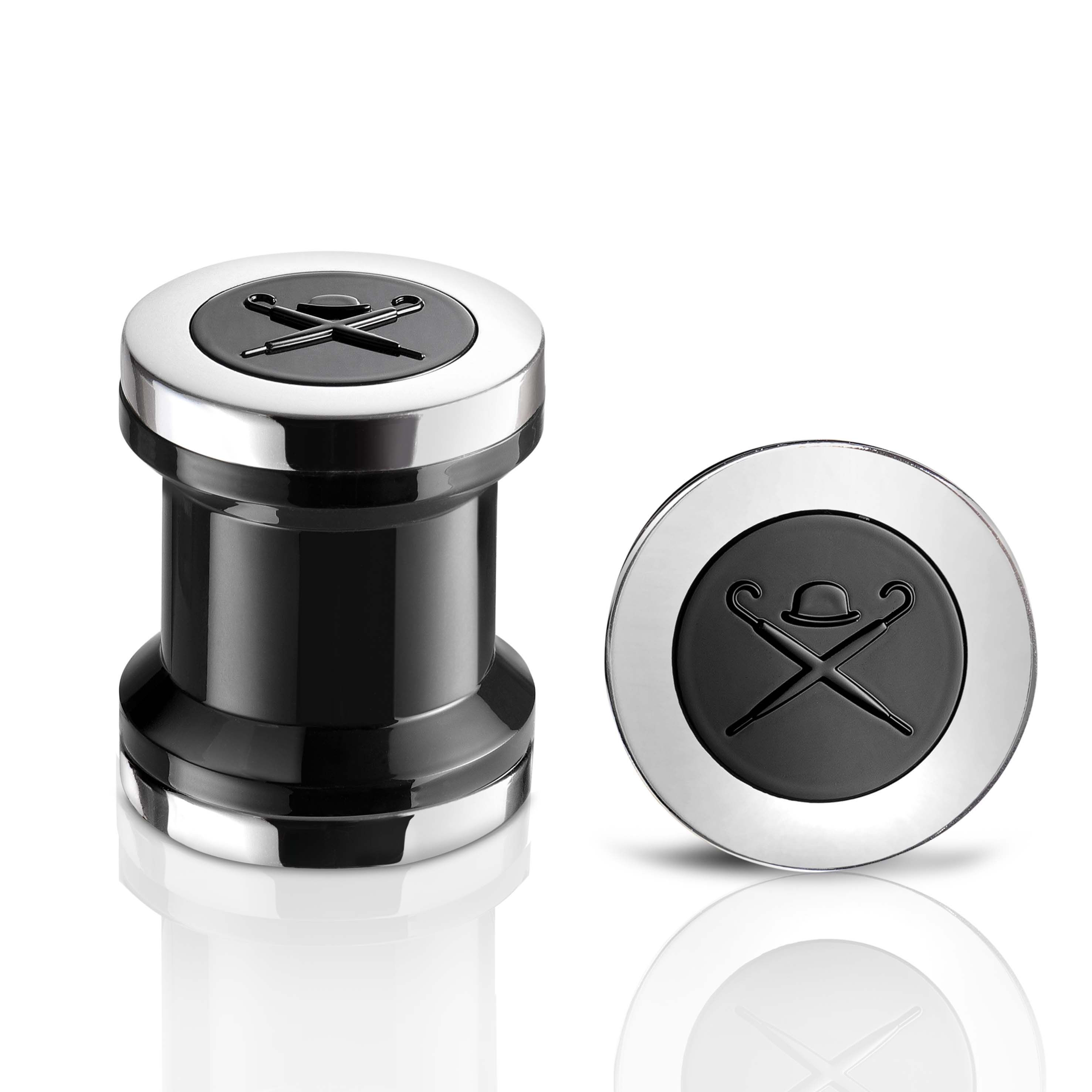 Due tappi neri con bordi argentati. Logo cappello e ombrello su ogni tappo.