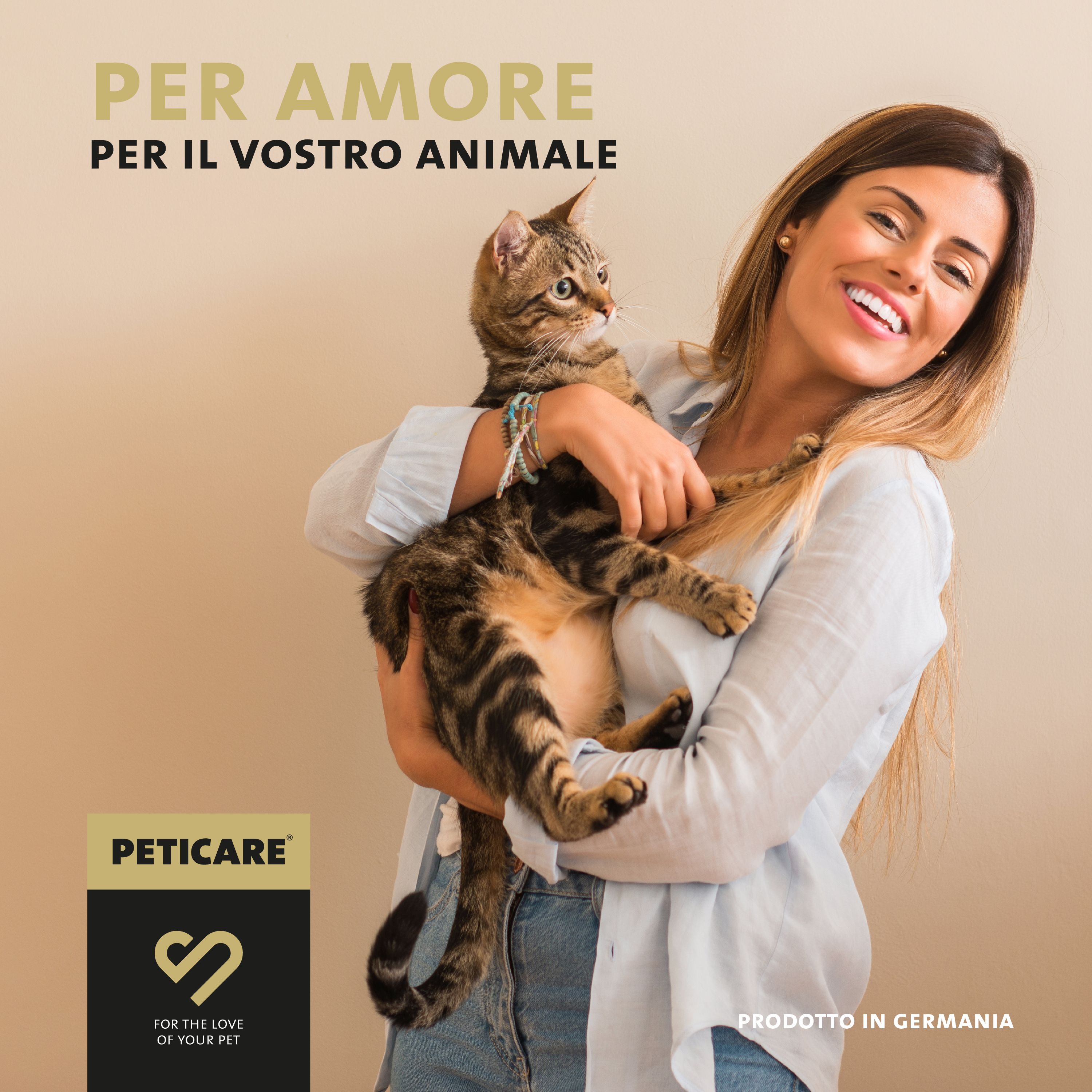 Primo piano di peli di gatto sulla pelle, "Agisce direttamente sulla pelle e lenisce".
