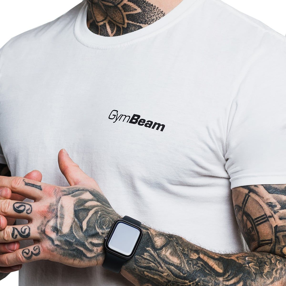 T-shirt bianca con piccolo logo GymBeam sul petto. Maniche corte, girocollo.
