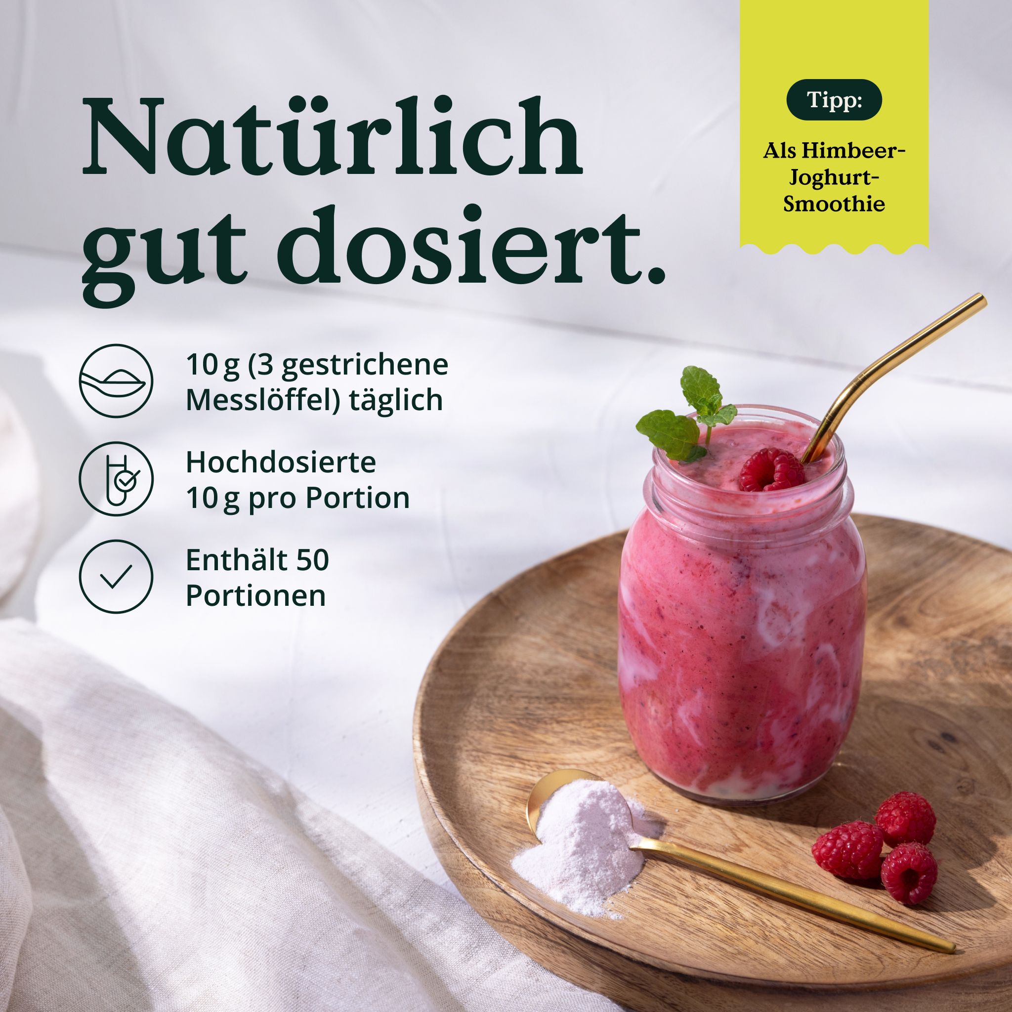 Frullato di yogurt ai lamponi in un bicchiere con lamponi e polvere su un cucchiaio. Testo: Naturalmente ben dosato.