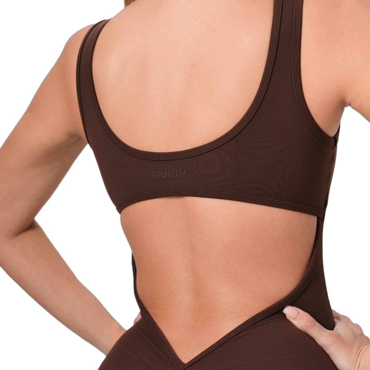 Vista posteriore di una tuta marrone scuro da donna, con scollo rotondo e schiena scoperta.