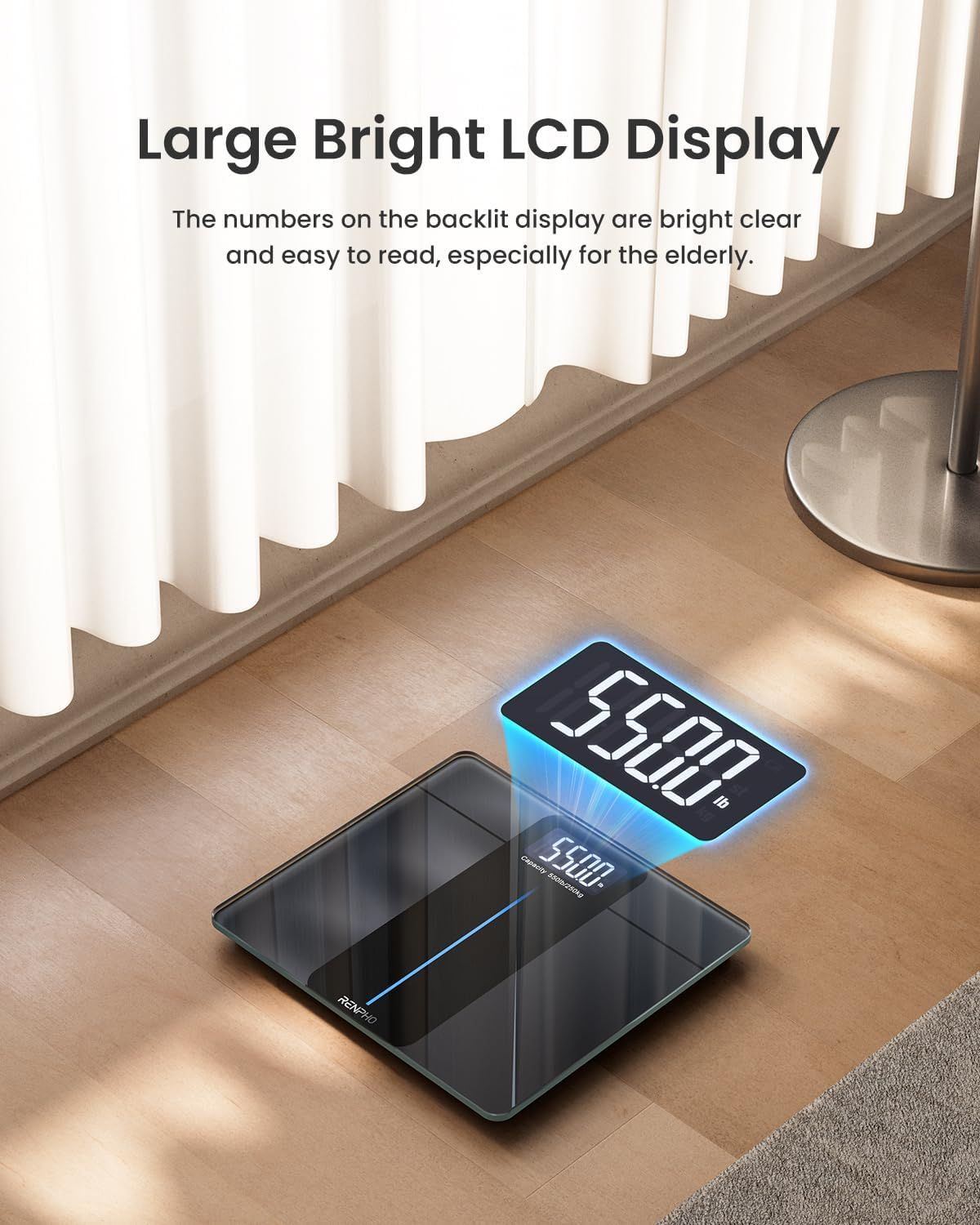 Bilancia digitale con ampio display LCD. Design nero. Visualizzazione di 5500. Appoggiata sul pavimento.