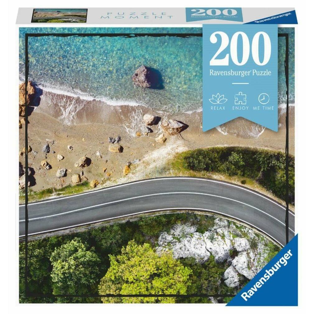 Scatola puzzle da 200 pezzi. Motivo: strada costiera con mare e rocce. Marchio: Ravensburger. Confezione con logo e informazioni sul prodotto.