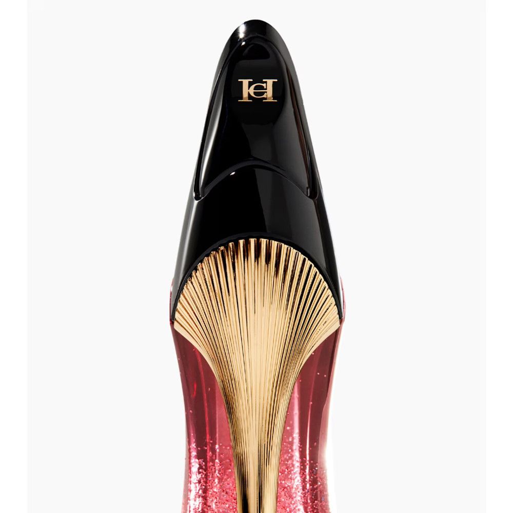 Primo piano del tappo e della parte superiore del flacone di profumo Carolina Herrera Very Good Girl Glam.