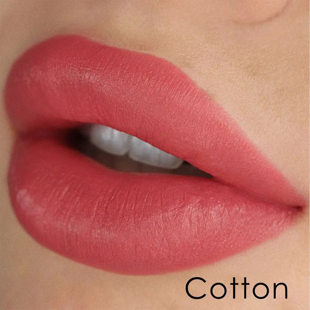 Labbra coperte di rossetto rosa. Testo: "Cotton".