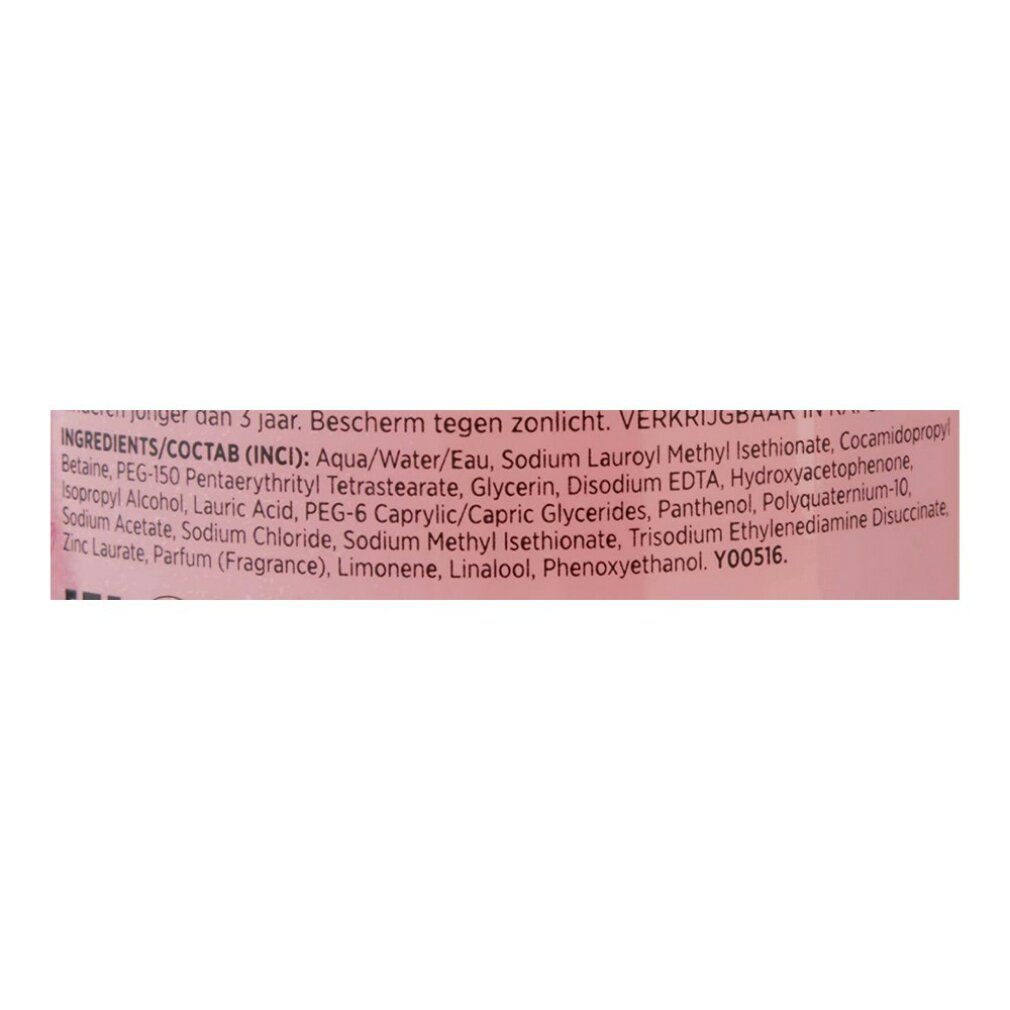 Testo su sfondo rosa. Contiene gli ingredienti dello shampoo.