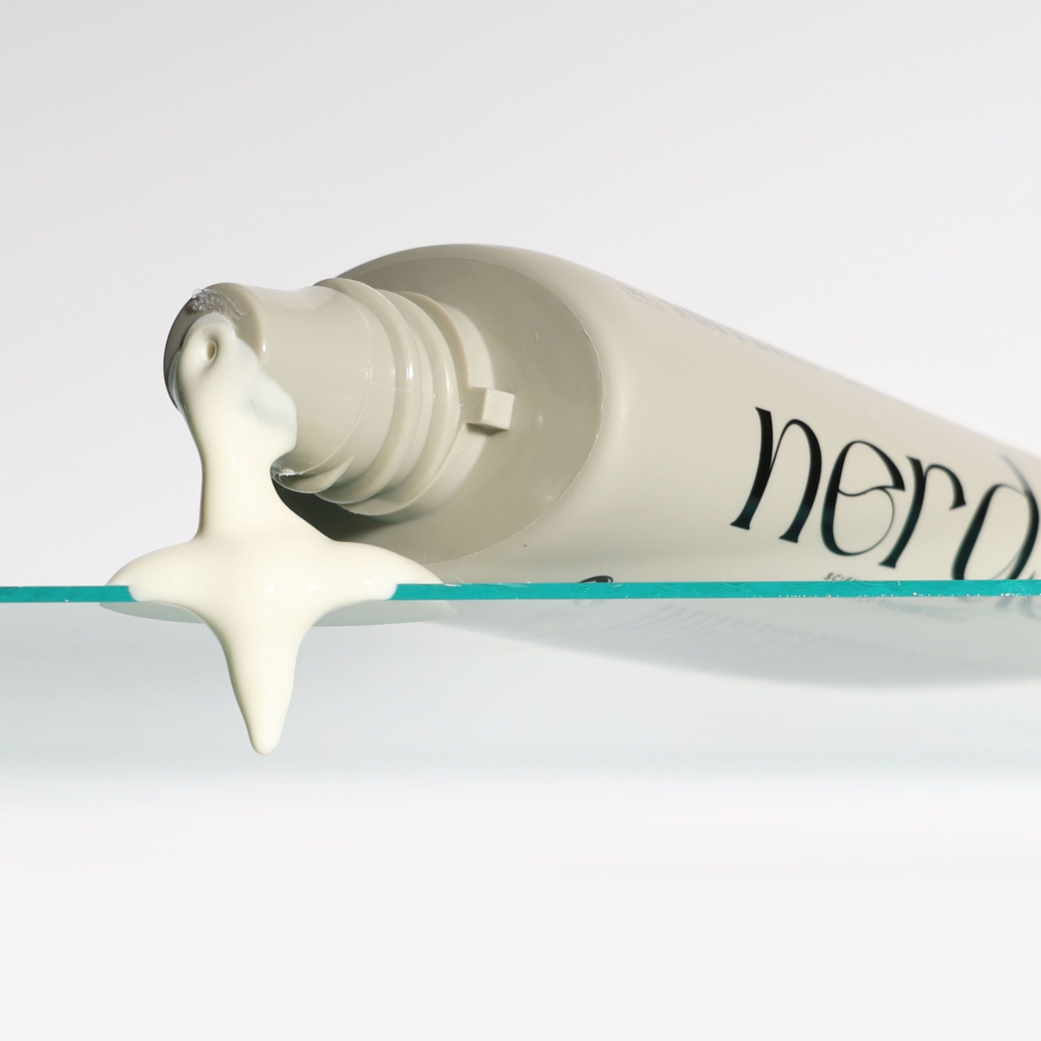 Tubo di crema con SPF 50.
