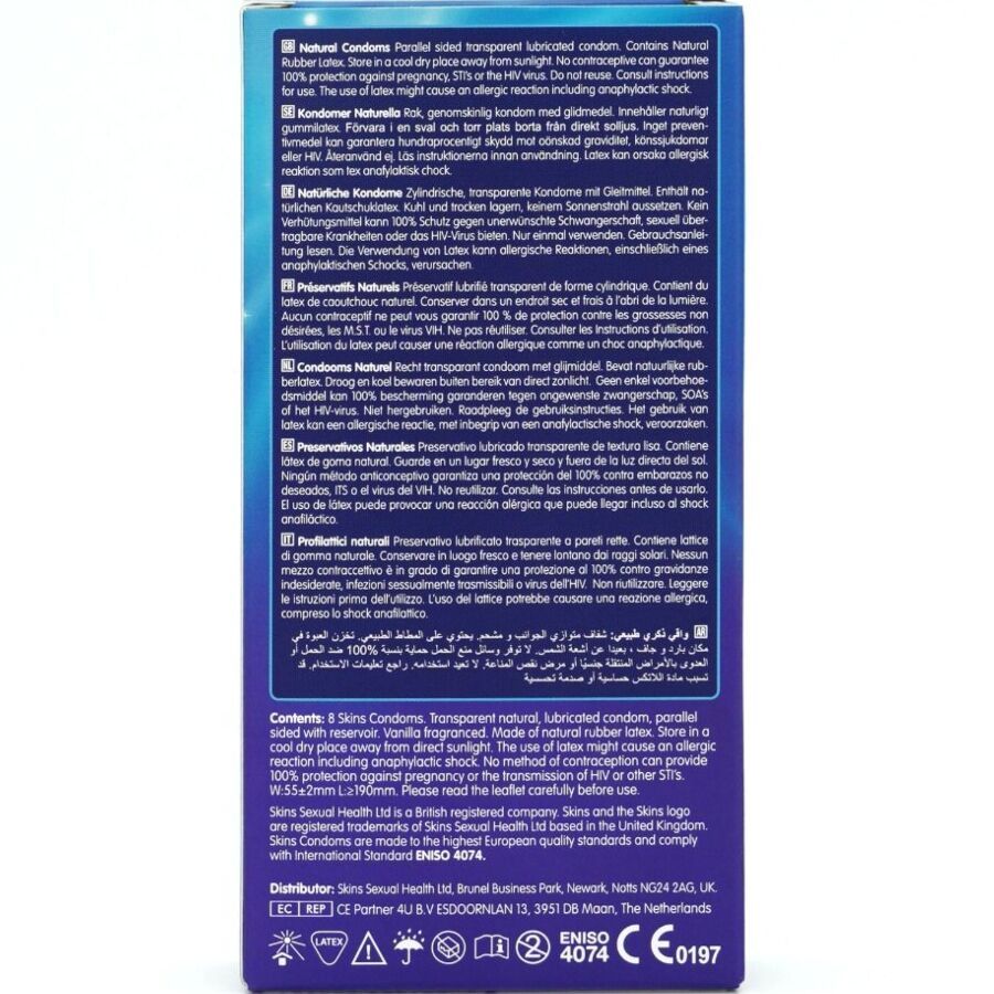 Retro di una scatola blu di preservativi SKINS Natural. Testo multilingue. Contiene informazioni sul prodotto.