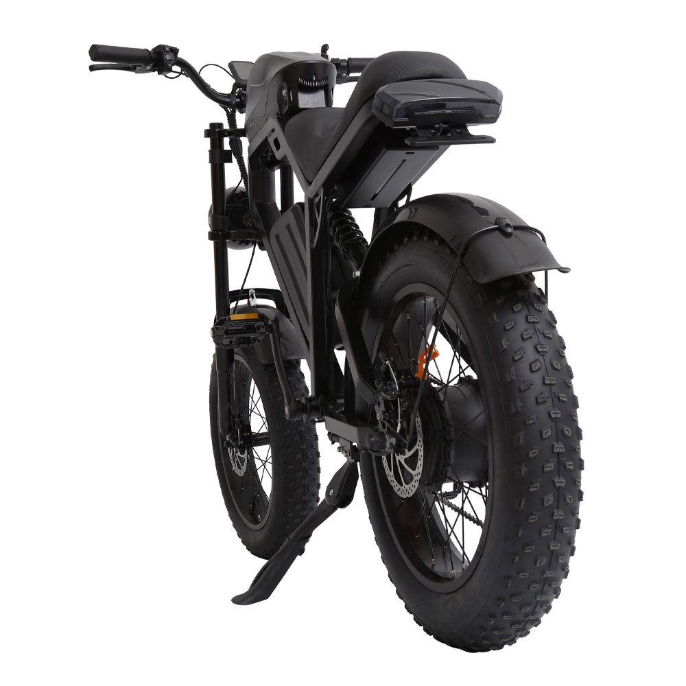E-bike nera, vista posteriore. Mostra pneumatici larghi, parafanghi e batteria.