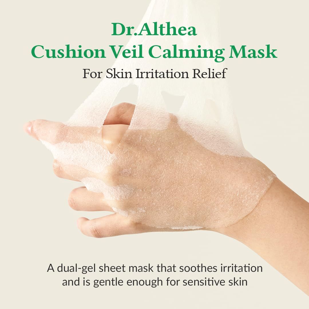 Maschera viso bianca tenuta in mano. Testo: Dr.Althea Cushion Veil Calming Mask. Per il sollievo dall'irritazione cutanea.