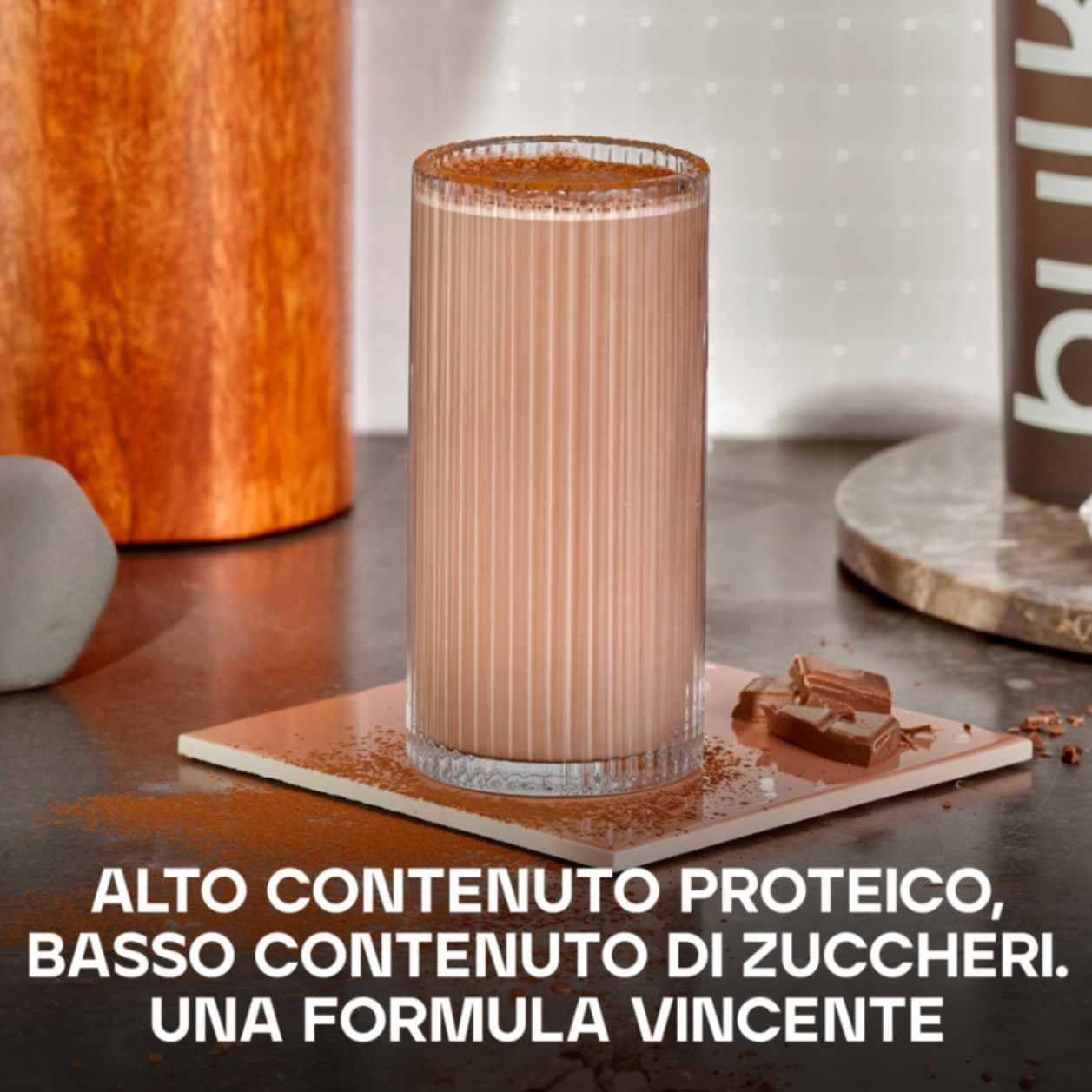 Bicchiere con bevanda al cioccolato. Testo: ALTO CONTENUTO PROTEICO, BASSO CONTENUTO DI ZUCCHERI. UNA FORMULA VINCENTE.
