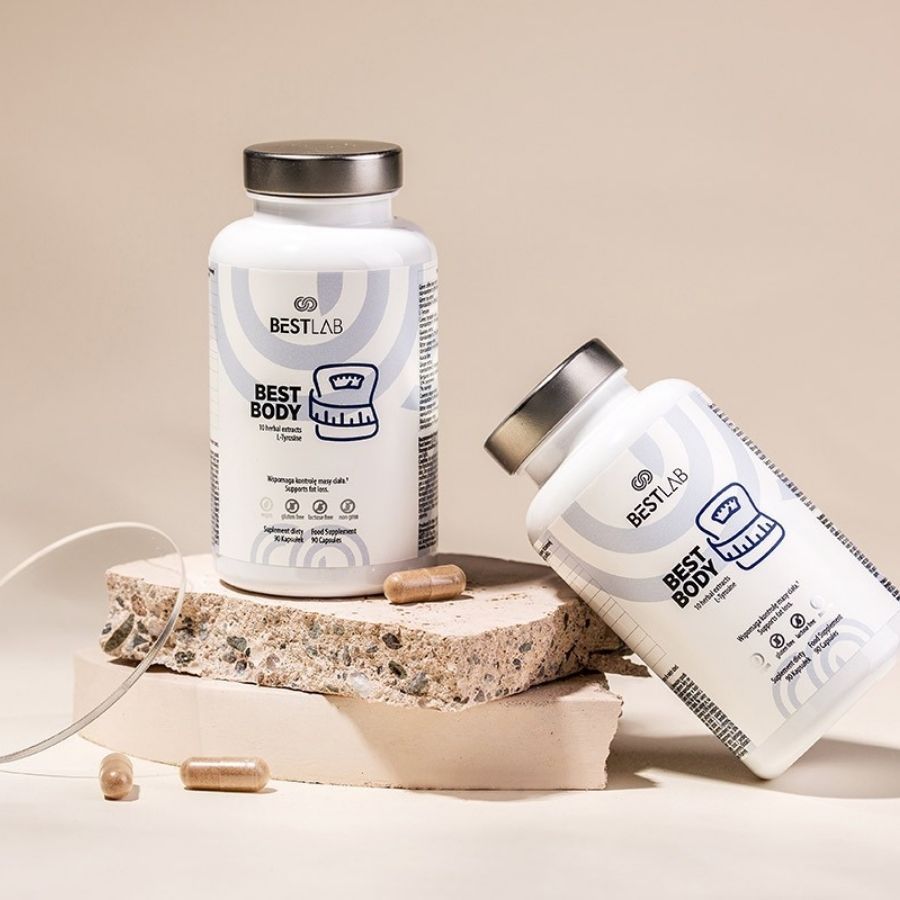 Due flaconi bianchi, tappi argento. Scritta: BEST LAB BEST BODY. Capsule accanto.