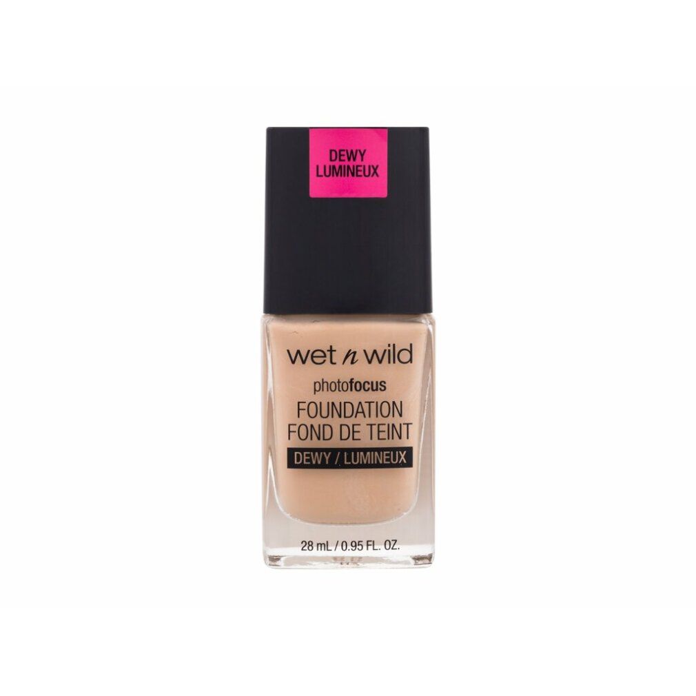 Fondotinta liquido in bottiglia di vetro con tappo nero ed etichetta rosa. Scritta: Wet n Wild, Photo Focus, Foundation, Fond de Teint.