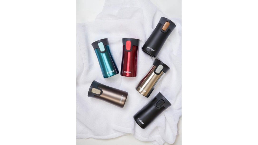 Diverse tazze termiche CONTIGO Pinnacle Autoseal in vari colori. Collocate su tessuto bianco. Colori: verde, rosso, nero, oro, marrone.