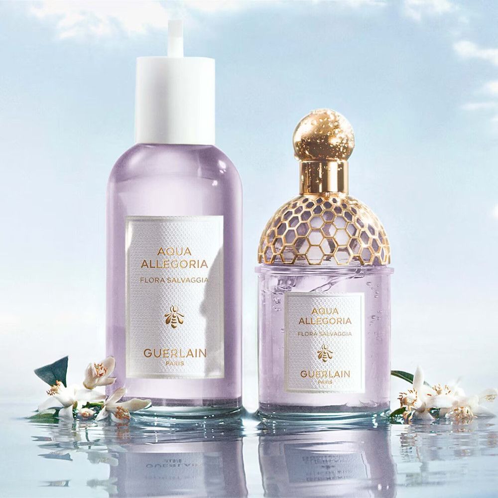 Due flaconi di Guerlain Aqua Allegoria Flora Salvaggia. Un flacone con vaporizzatore, uno con tappo dorato.