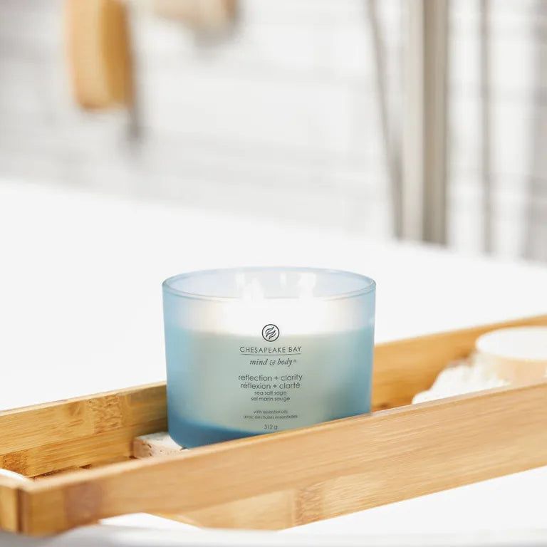 Candela blu Chesapeake Bay, mind & body, reflection + clarity, su vassoio in legno. Contesto bagno.