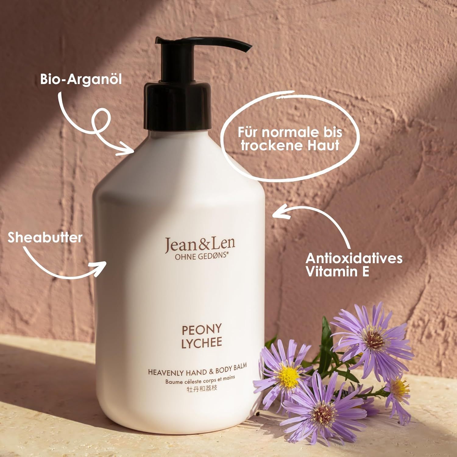 Flacone bianco con erogatore nero. Scritta: PEONY LYCHEE, Heavenly Hand & Body Balm. Con fiori.