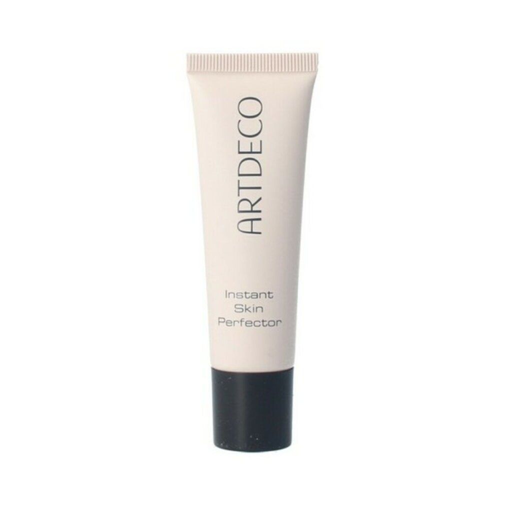 Tubo di prodotto. Scritta ARTDECO, Instant Skin Perfector. Tubo rosa, tappo nero. Sfondo bianco.