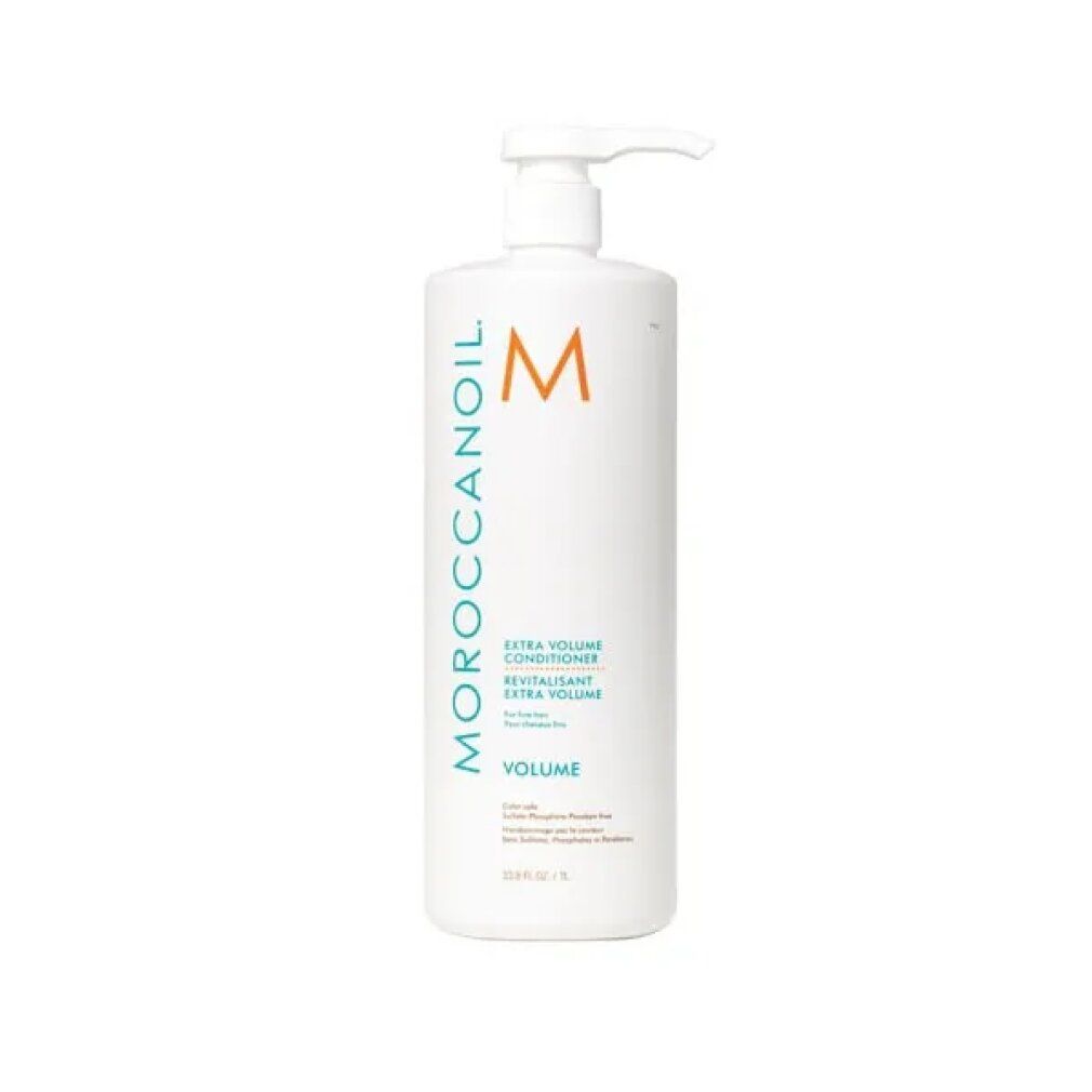Flacone bianco di balsamo con dosatore. Testo: Moroccanoil, Extra Volume Conditioner, Volume. Logo arancione.