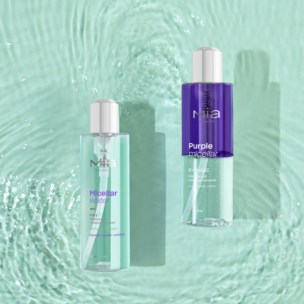 Due flaconi nell'acqua. Uno con liquido verde, l'altro viola. Scritte: Mia, Micellar water, Purple micellar.