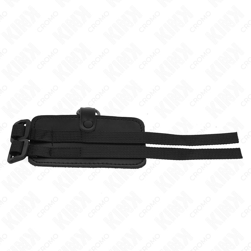 Anello per pene in pelle nera con cinghie regolabili. Vista dettagliata delle fibbie e delle cinghie.