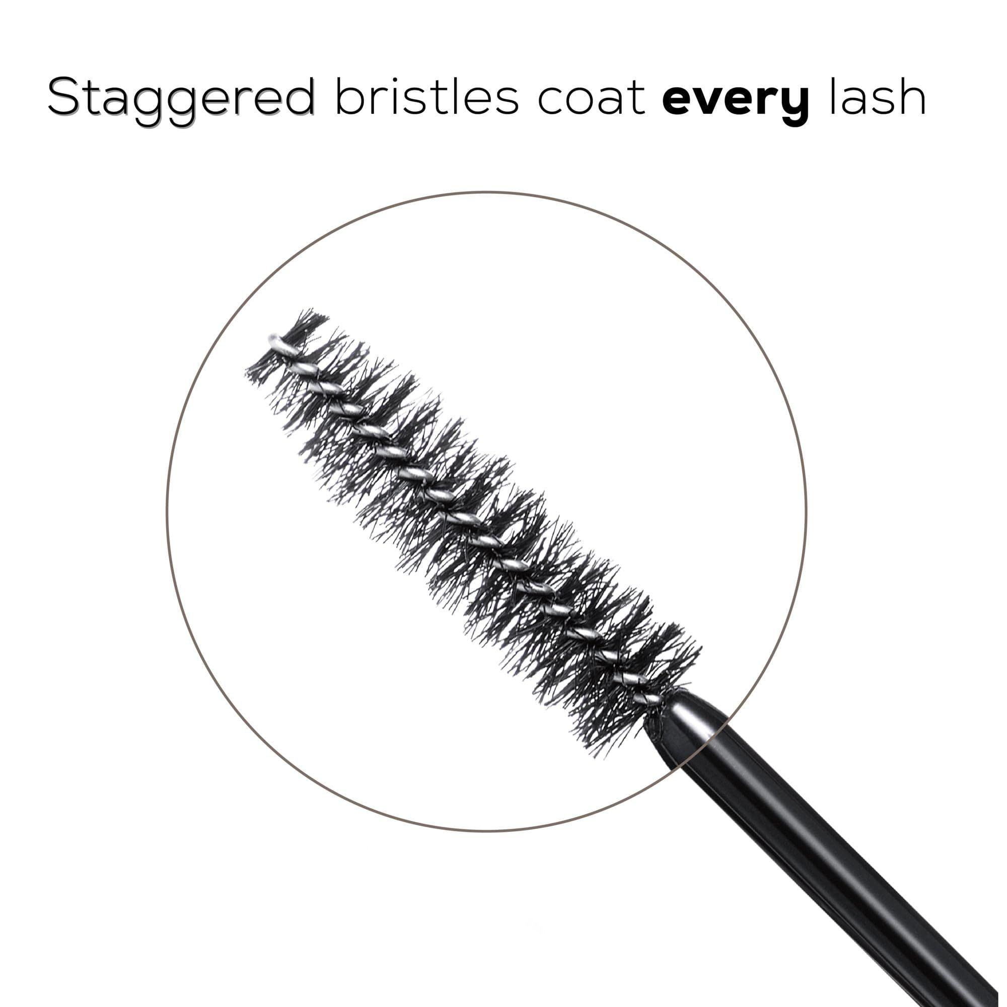 Primo piano dell'applicatore di mascara con setole sfalsate.