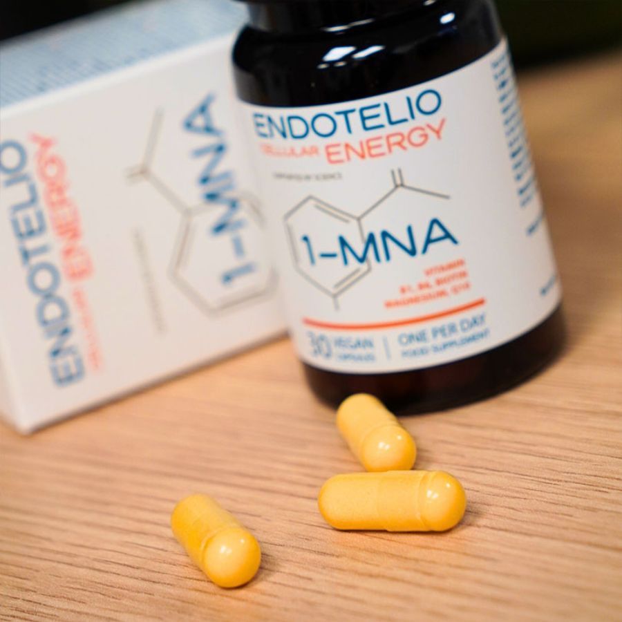 Flacone di capsule marrone e scatola. Scritta: Endotelio Cellular Energy, 1-MNA, 30 capsule vegane. Contiene vitamina B1, B6, biotina, magnesio, Q10. 3 capsule.