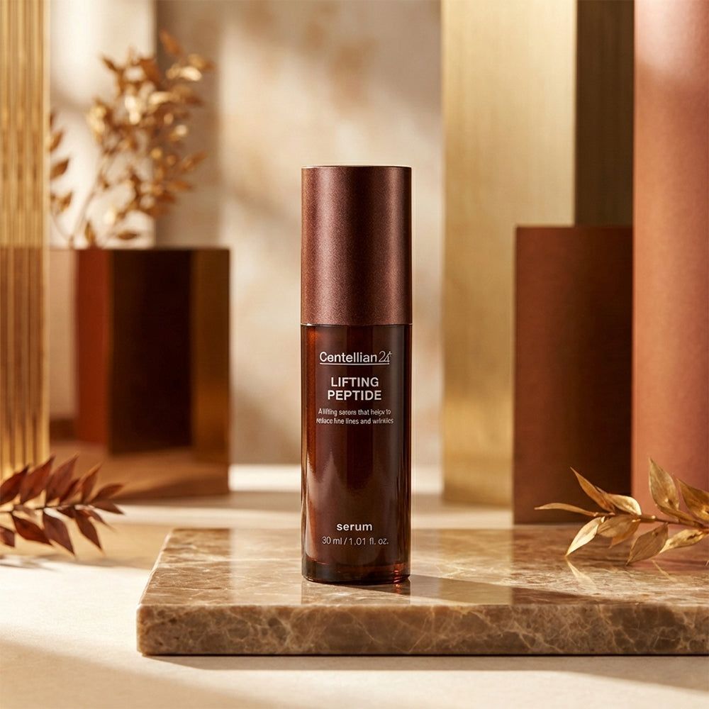 Flacone Centellian24 Lifting Peptide Serum su base di marmo, circondato da elementi decorativi.