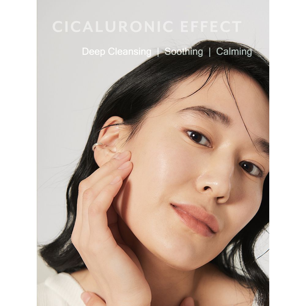 Donna che si tocca il viso. Testo: CICALURONIC EFFECT, Deep Cleansing, Soothing, Calming.
