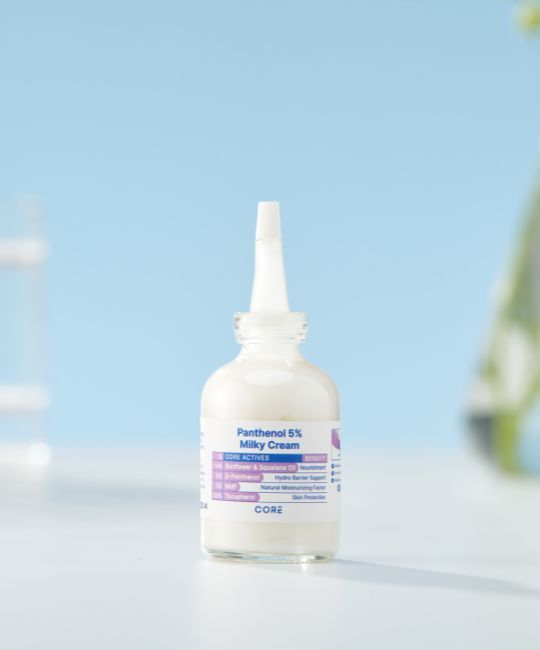 Flacone di crema lattea con etichetta. Contiene Pantenolo 5%. Etichetta con ingredienti e logo CORE.