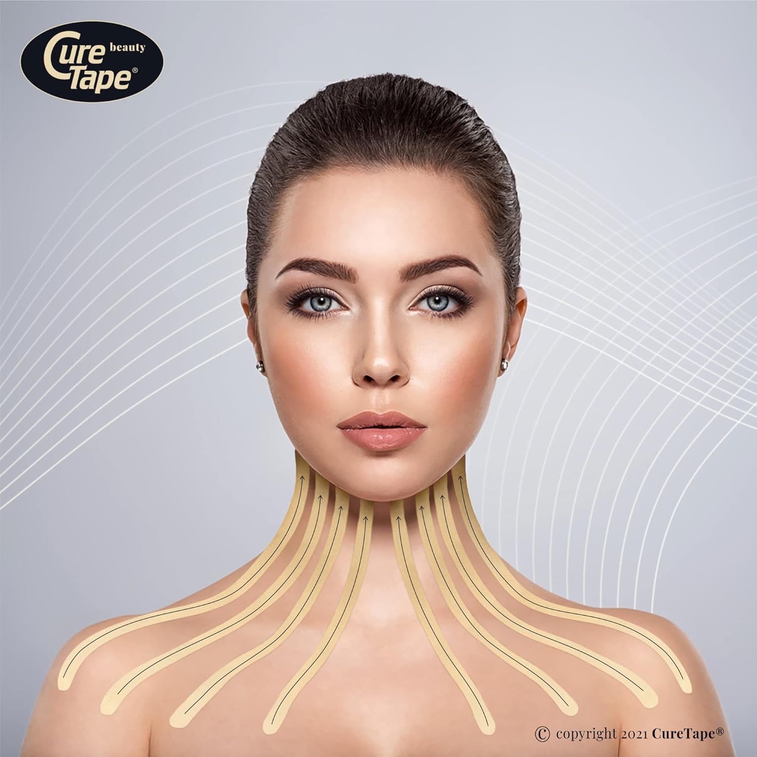 Donna con CureTape su collo e spalle. Strisce di tape beige. Logo CureTape.