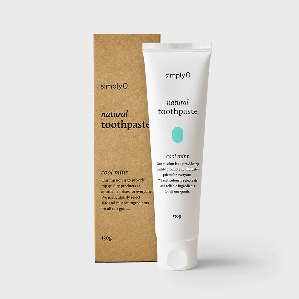 Tubo e confezione di dentifricio. Tubo: "simplyO natural toothpaste Cool Mint", 130g. Confezione: "simplyO natural toothpaste Cool Mint".