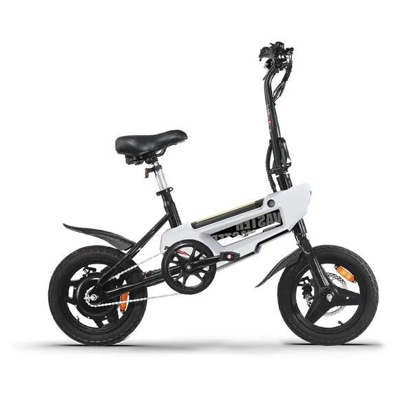 E-bike pieghevole, bianco e nero. Elementi visibili: sella, manubrio, ruote, parafanghi. Scritta: MASTER.